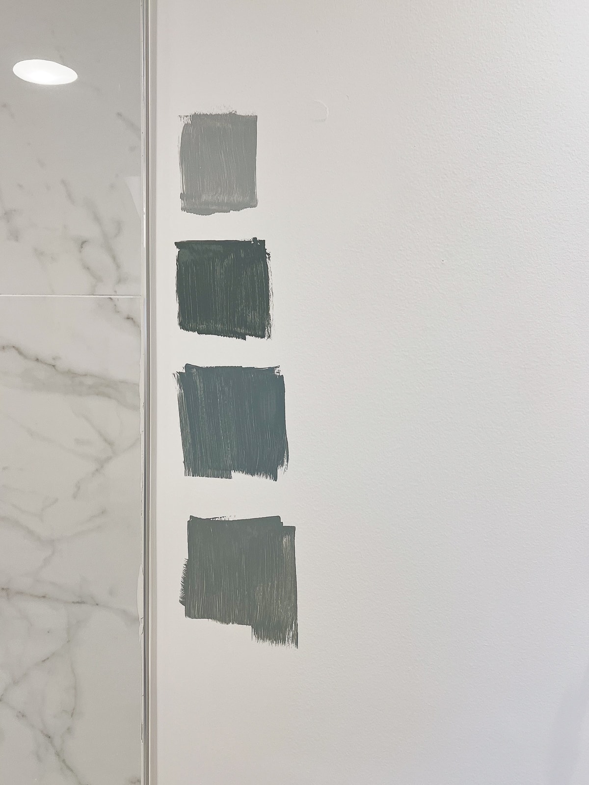 Échantillons de peinture bleue et grise sur un mur dans une salle de bains